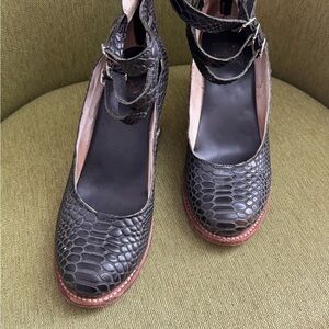 Black Snakeskin Pattern Women's Shoes by Freebird